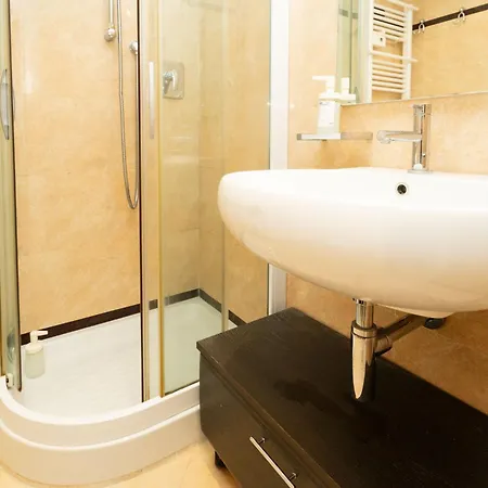 5 Pers Parking Wifi Ac Apartment